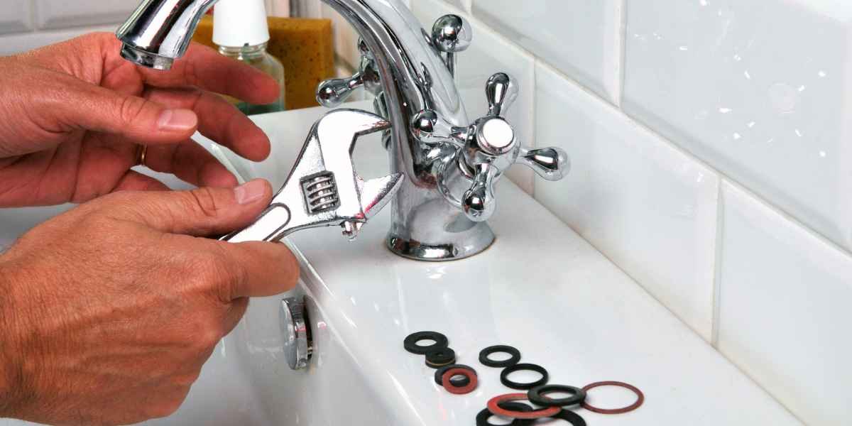 Canalizador Sesimbra com Chave inglesa ajustável Substituição de torneira